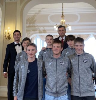 Naši kolesarji so danes v predsedniški palači obiskali predsednika RS Boruta Pahorja, ki je Primožu Rogliču podaril zlati red za zasluge💪